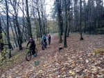 Cyklisté projiždějící přes rozcestí Nad Zouvalkou